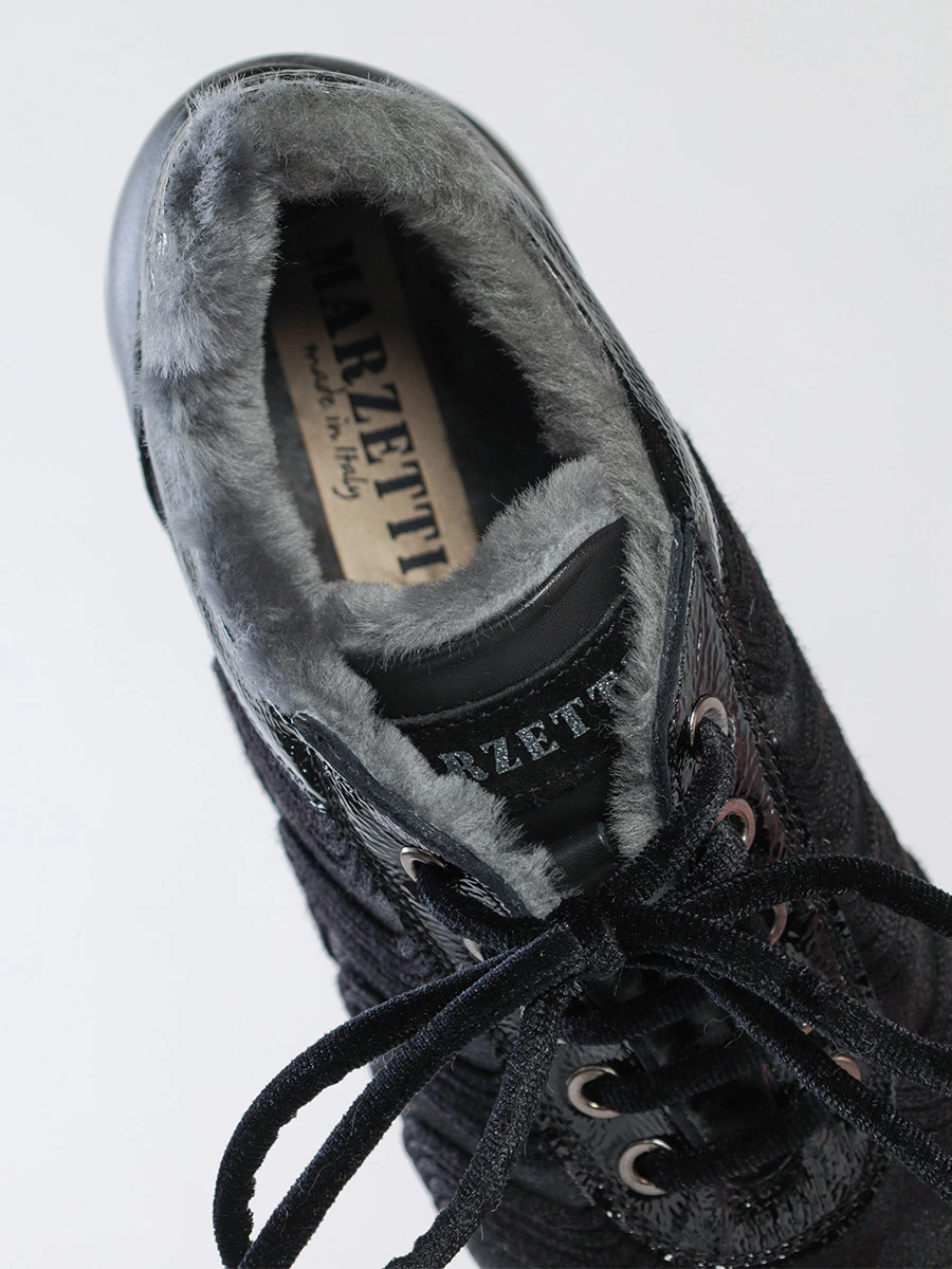 Кроссовки черного цвета с аппликацией